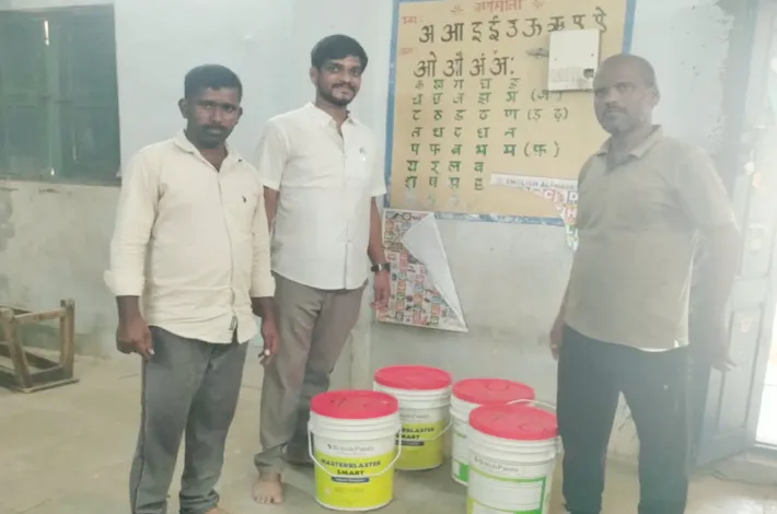 ప్రభుత్వ పాఠశాలకు పెయింట్ బకెట్లు అందజేత 