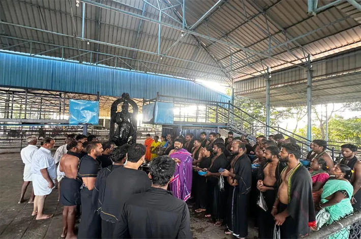శనేశ్వరునికి తిల తైలాభిషేకాలు