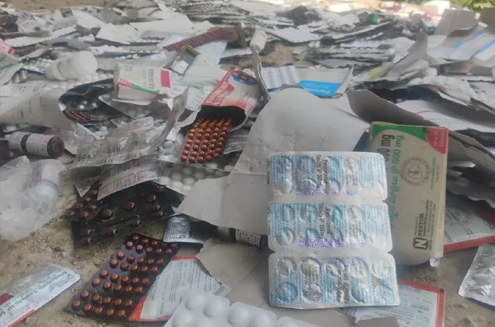 పాలెం అలుగులో ప్రభుత్వ మెడిసిన్ కుప్ప
