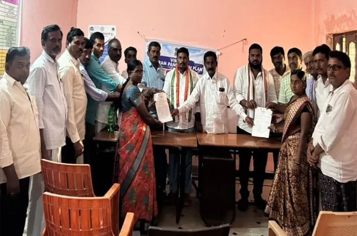 సాంగిడిలో ఇందిరమ్మ ఇళ్ల మంజూరు పత్రాల పంపిణీ