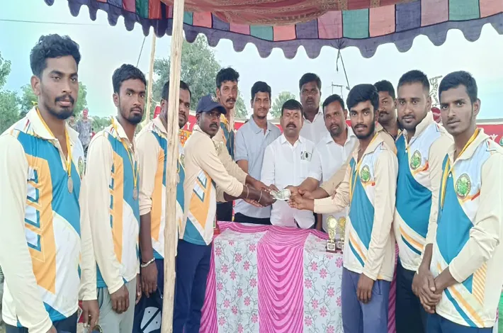మండేపల్లి క్రికెట్ టోర్నీలో అశోక్ లెవన్ జట్టుకు ప్రథమ స్థానం