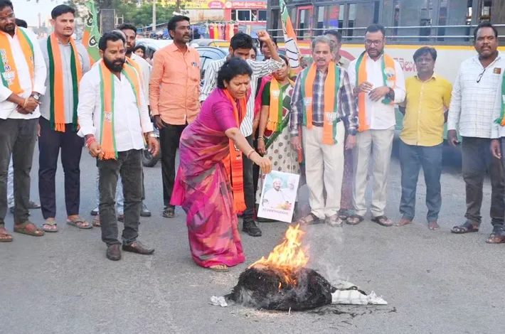 హనుమకొండ చౌరస్తాలో సీఎం రేవంత్ రెడ్డి దిష్టిబొమ్మ దగ్ధం..