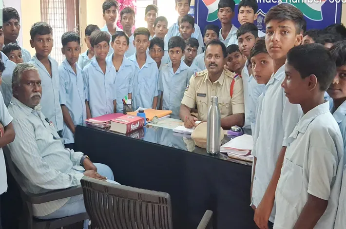 విద్యార్థులకు పోలీస్ స్టేషన్‌పై అవగాహన