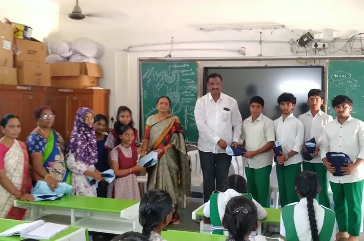 ప్రభుత్వ పాఠశాల విద్యార్థులకు యూనిఫాం పంపిణీ