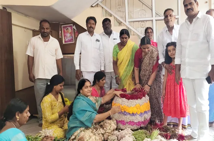 తెలంగాణ ఆత్మగౌరవ ప్రతీక బతుకమ్మ