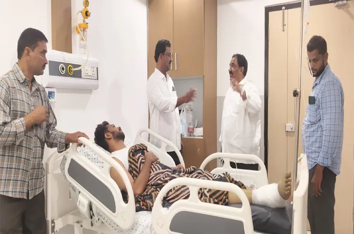గాయపడిన లోహిత్‌కు సండ్ర పరామర్శ