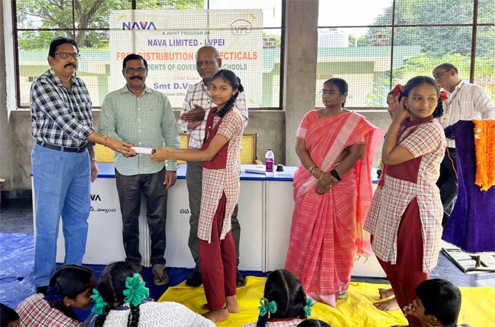 ప్రభుత్వ పాఠశాల విద్యార్థులకు 'కంటి' అద్దాల  పంపిణీ