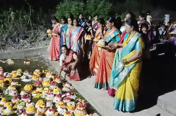 మల్లెచెరువుకు కొత్త కళ.. మహిళలకు పండుగ వేళ ఆనందం!