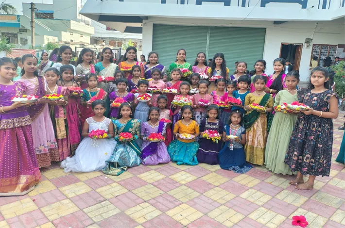 ఘనంగా ముందస్తు బతుకమ్మ సంబరాలు