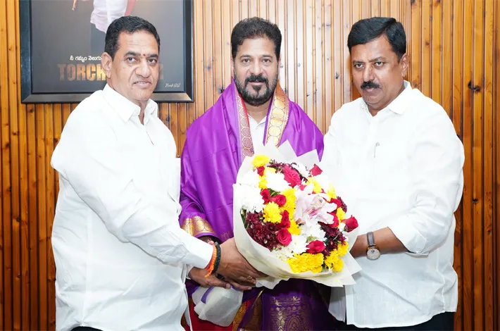 సీఎంను కలిసిన ఖేడ్ ఎమ్మెల్యే డీసీసీ అధ్యక్షులు