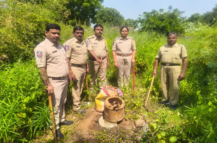 ఎక్సైజ్ అధికారుల ఉమ్మడి దాడులు