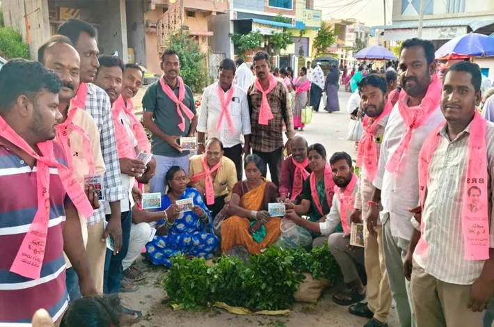ప్రజలకు బాకీ కార్డుల పంపిణీ