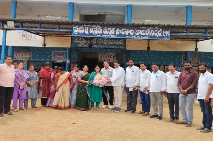 జిల్లా అధికారికి సన్మానం