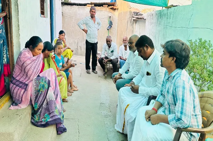 బాధిత కుటుంబాలకు మౌనిష్ రెడ్డి ఆర్థిక సాయం