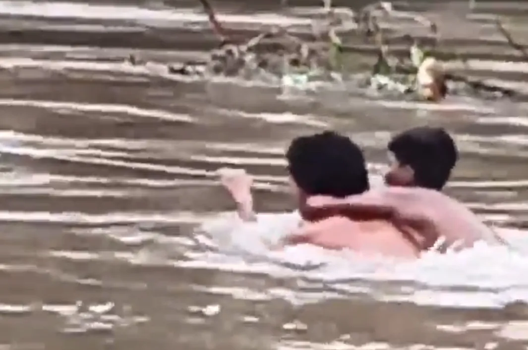 కొడుకును భుజాన వేసుకుని తండ్రి సాహసం!