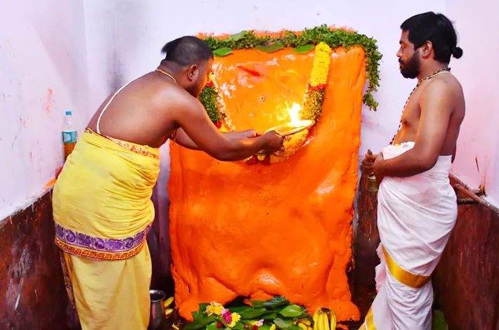 క్షేత్రపాలకుడు ఆంజనేయ స్వామికి ఆకు పూజ