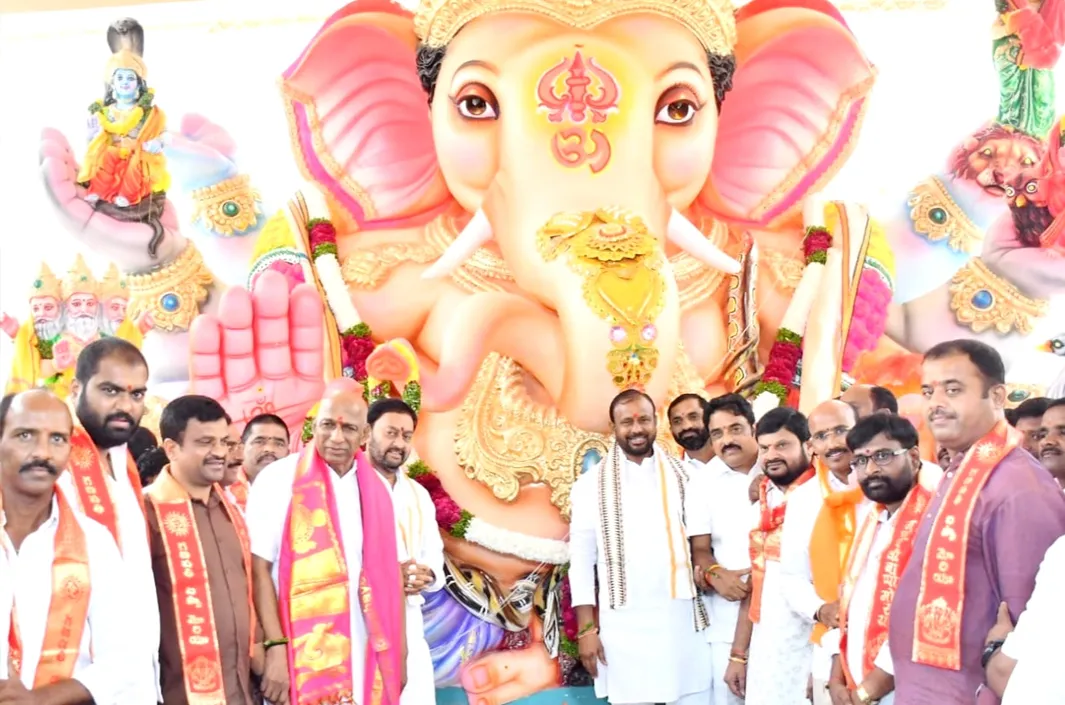 వినాయక మండపాల వద్ద ఎమ్మెల్యే చామకూర మల్లారెడ్డి ప్రత్యేక పూజలు