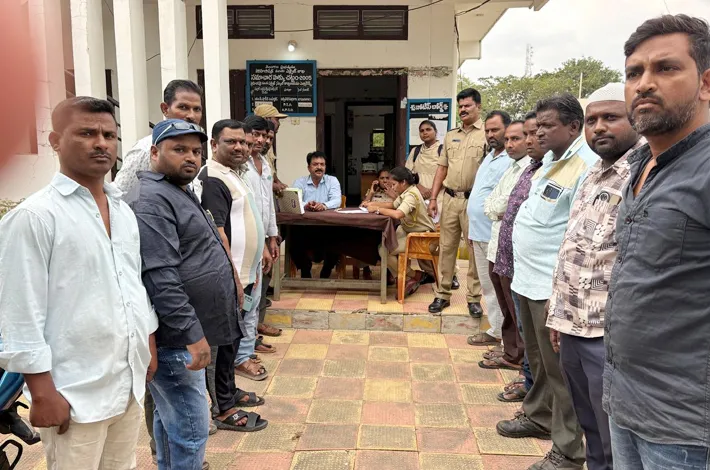 పట్టుబడిన వాహనాలకు వేలం