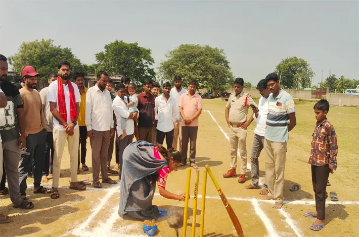 క్రికెట్ టోర్నీ ప్రారంభించిన అధికారులు