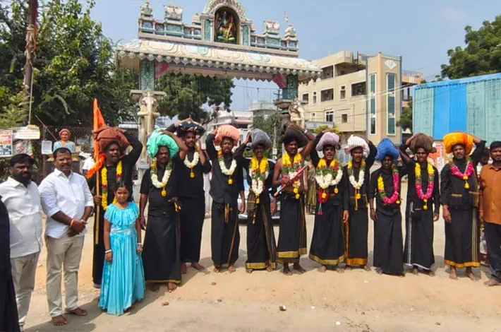 పాదయాత్రగా శబరిమలై బయలుదేరిన అయ్యప్ప మాలాదారులు