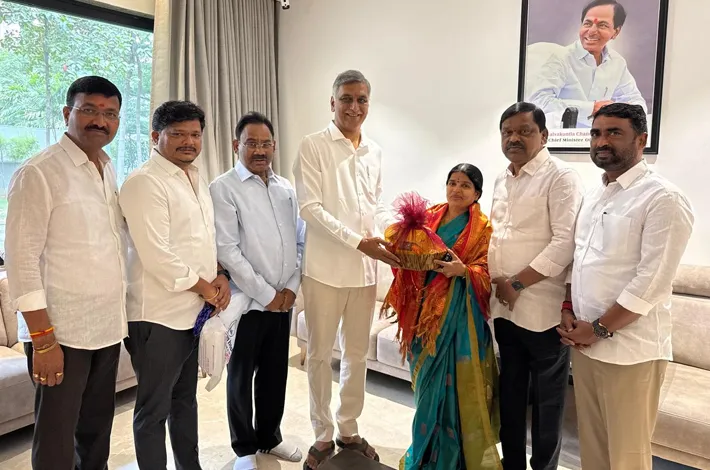 చేనేత సహకార సంఘం ఎన్నికల్లో వజ్రమ్మ–వెంకటేశం ఘన విజయం