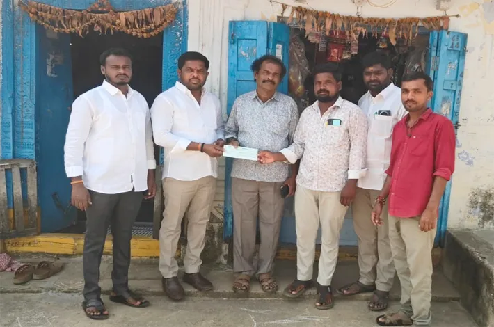 సీఎం రిలీఫ్ ఫండ్ చెక్కును అందజేసిన బిజెపి నాయకులు
