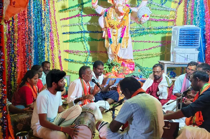 జీళ్ళచెరువులో వినాయక విగ్రహం వద్ద ఆకట్టుకున్న సంకీర్తన 