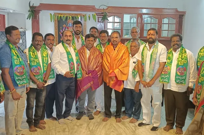 పేదవారికి సేవ చేయడంలో వారాహి హెల్పింగ్ హ్యాండ్స్ ముందుండాలి