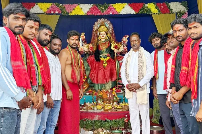అమ్మవారి ఆశీస్సులతో ప్రజలంతా సుఖసంతోషాలతో ఉండాలి 