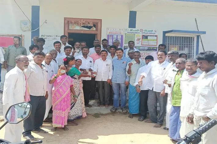 అచ్చంపేటలో స్మార్ట్ రేషన్ కార్డుల పంపిణీ