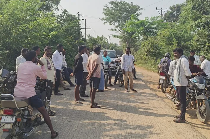 కరెంటు కోసం రోడ్డెక్కి,రాస్తారోక్ నిర్వహించిన రైతులు