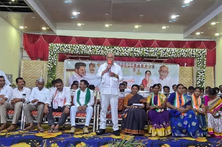 సీఎంఆర్ఎఫ్ చెక్కుల పంపిణీ చేసిన ఎమ్మెల్యే