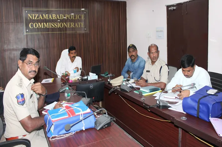నేరాల నియంత్రణపై పోలీస్ కమిషనర్ సమీక్ష