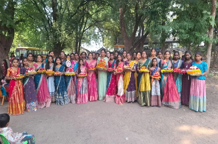వివేకానంద హై స్కూల్లో ముందస్తు బతుకమ్మ సంబరాలు