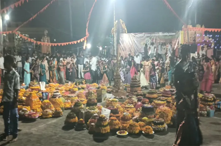 టేకులపల్లిలో అత్యంత వైభవంగా సద్దుల బతుకమ్మ సంబురాలు