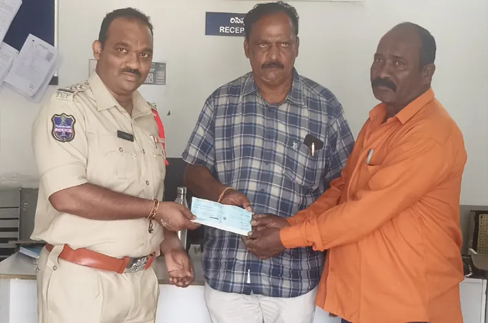 వైద్య చికిత్స కోసం  రూ.పదివేలు వసుధ ఆర్థిక సహాయం