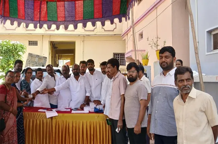 గుండ్లపోచంపల్లిలో ఘనంగా కొత్త రేషన్ స్మార్ట్ కార్డుల పంపిణీ
