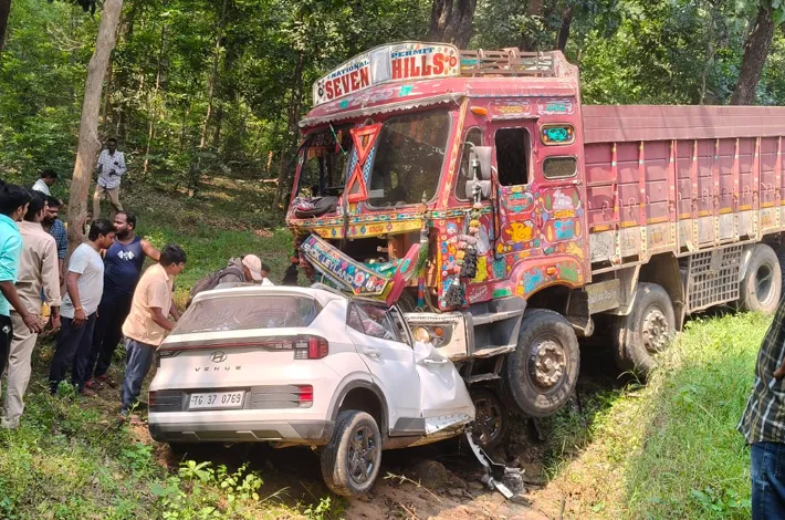 లారీ కిందికి కారు.. ఇద్దరు ఇరుక్కుని!