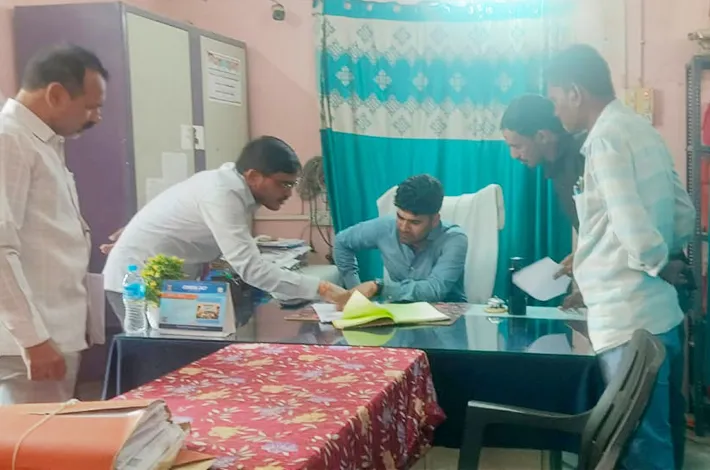 గుంట్లపేటలో భూ రీసర్వే పరిశీలన