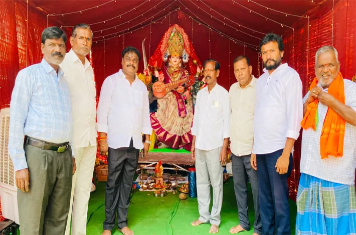 అమ్మవారి మండపాల్లో ప్రత్యేక పూజలు 