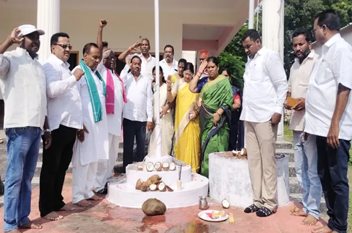 పోరాటాల స్ఫూర్తితో ముందుకు సాగుతాం