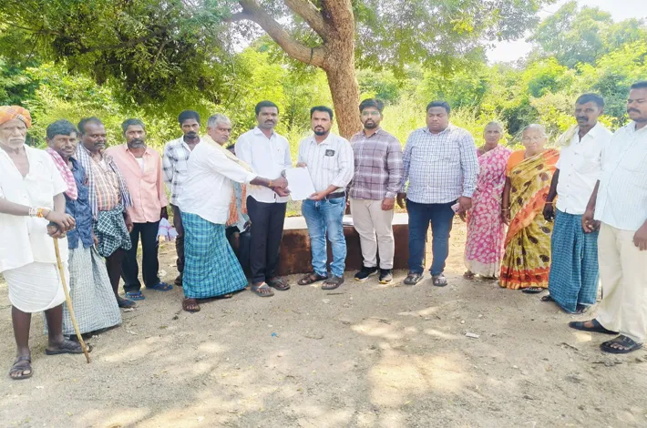 రైతుల దగ్గర అక్రమ వసూళ్లు