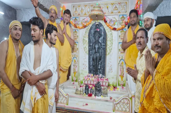 జైన మందిరంలో భక్తిశ్రద్ధలతో ప్రత్యేక పూజలు