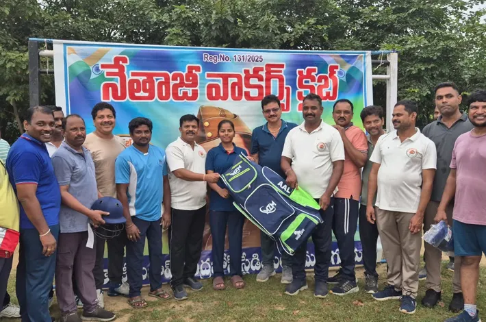 నేతాజీ వాకార్స్ క్లబ్ ఆధ్వర్యంలో క్రికెట్ కిట్ అందజేత