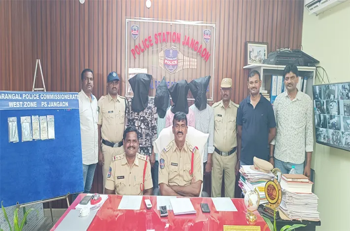 బావుల బోరు మోటార్లు, ట్రాక్టర్ బ్యాటరీలు దొంగిలించిన నలుగురు నిందితుల అరెస్ట్