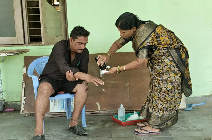 చీపురు పట్టే చేతులే.. కట్టు కడుతున్నాయ్