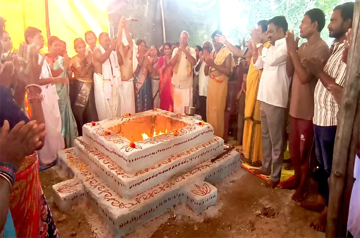 ఘనంగా పోచమ్మ ఆలయంలో శాంతి హోమం