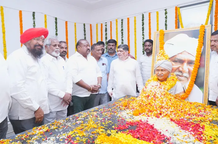 పొన్నం సత్తయ్యకు ఘన నివాళులు 
