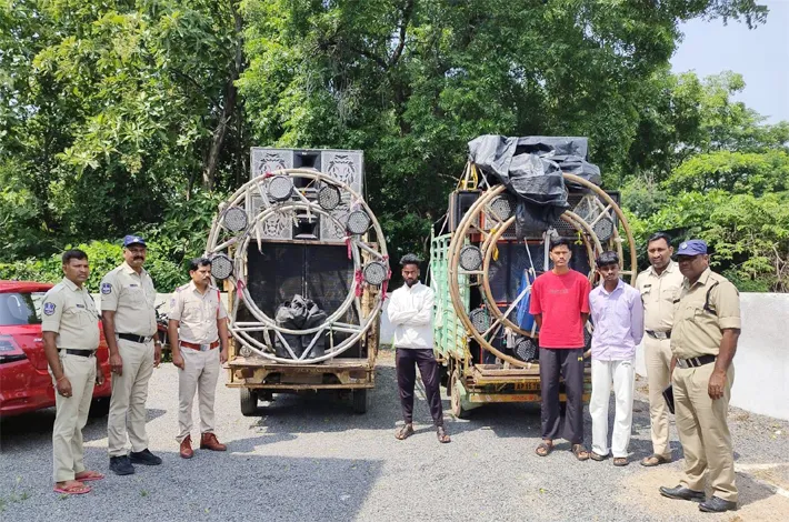 పోలీసుల హెచ్చరిక బేఖాతర్.. వాహనాలు సీజ్
