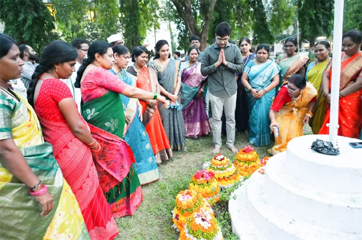 ఐటీడీఏ కార్యాలయ ప్రాంగణంలో ఘనంగా బతుకమ్మ వేడుకలు